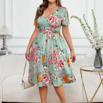 Plus Size Women's Floral Wrap Dress with Pockets 2